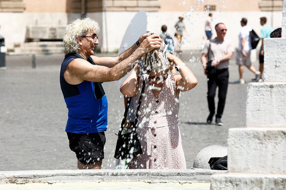 Люди остывают на площади Пьяцца дель Пополо в Риме