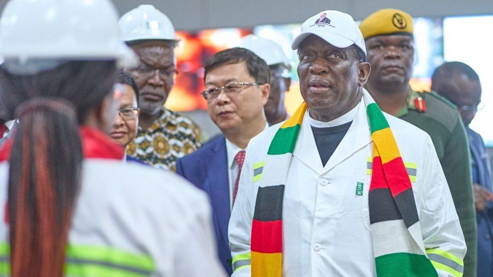 Президент Эммерсон Мнангагва слушает инженера, который объясняет системы недавно модернизированного угольного электрогенератора в Хванге, Зимбабве, август 2023 г.