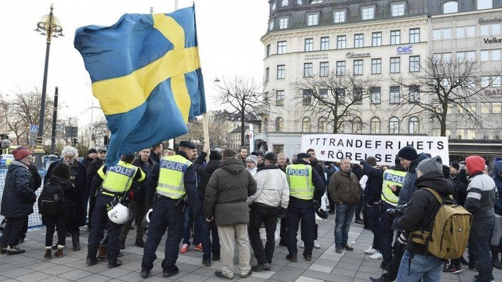 Police in Stockholm talk to anti-migrant demonstrators (30 January 2016)