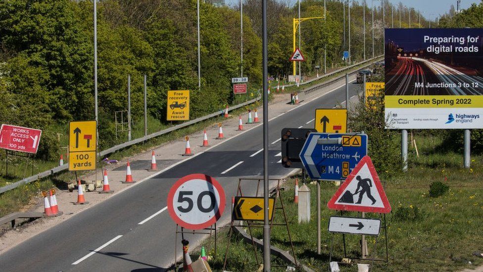 Знак, объявляющий о работах Highways England по превращению M4 в «умную автомагистраль» рядом с развязкой 5, на фото в апреле 2021 года