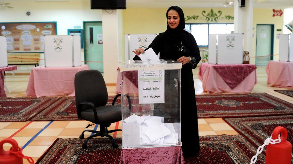 Saudi Arabia First Women Councillors Elected Bbc News