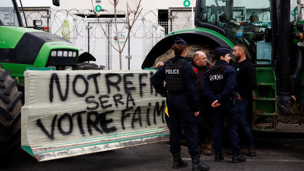 French farmer protests Dozens arrested at Rungis food market in Paris