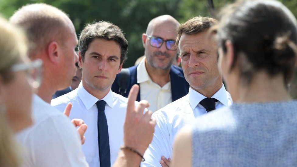 Президент Франции Эммануэль Макрон (справа) и министр образования и молодежи Франции Габриэль Атталь (слева) встречаются со школьниками во время своего визита в среднюю школу колледжа Даниэля Аргота в Ортезе, Франция, 5 сентября 2023 г.