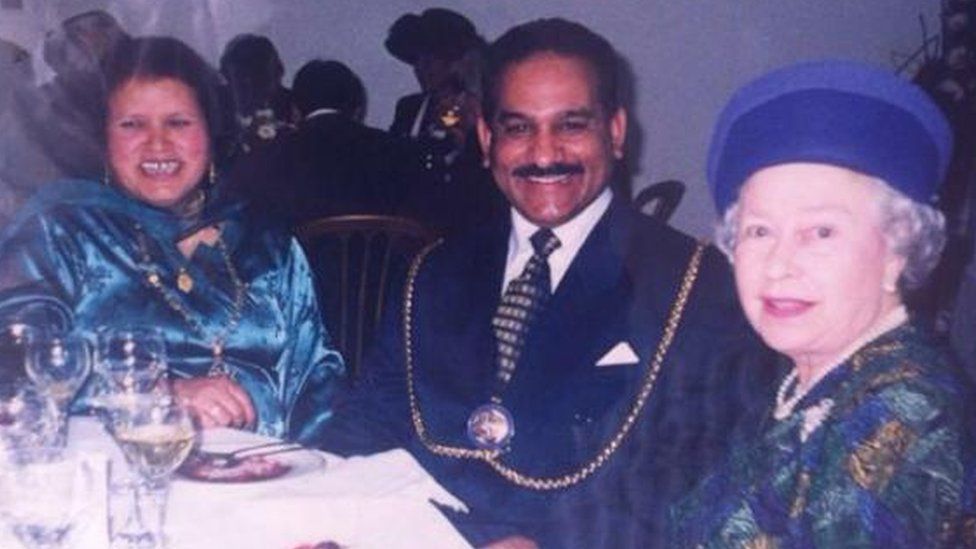 Kasour (left) and Raja Saleem with Her Majesty in Luton in 1999