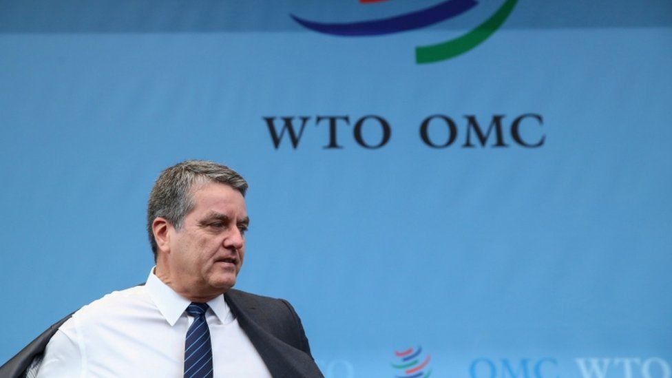 โรแบร์โต อาเซเวโด อธิบดีองค์การการค้าโลก (WTO) เดินทางถึงสภาสามัญที่สำนักงานใหญ่ขององค์การการค้าโลก ณ นครเจนีวา ประเทศสวิตเซอร์แลนด์
