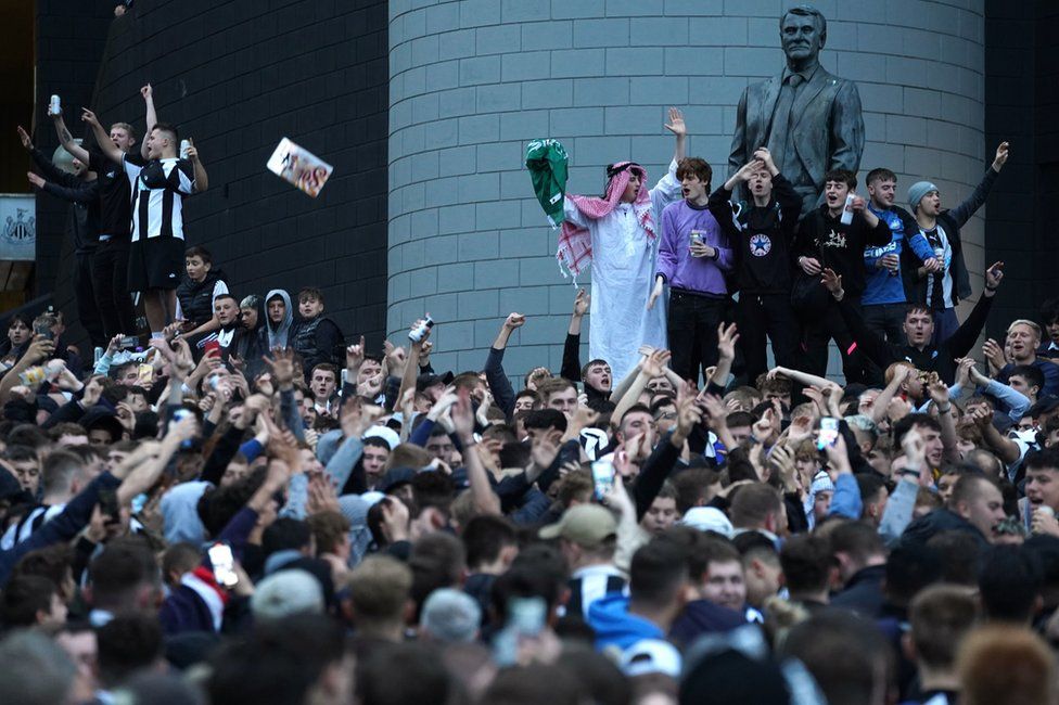 løfte op gen frakobling Newcastle United takeover: Joyous scenes as fans celebrate new era - BBC  News