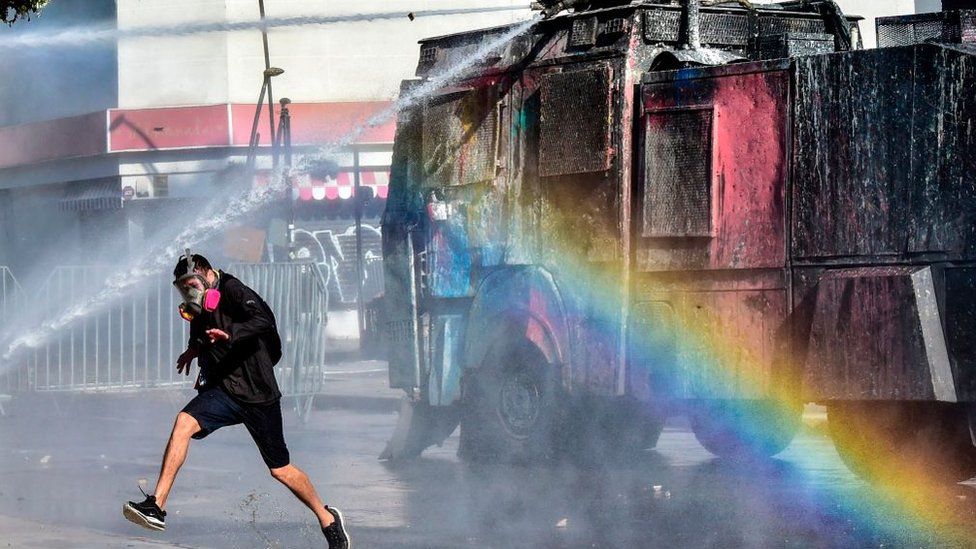 Un carro lanza agua intentando dispersar a los manifestantes.