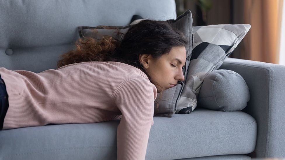 Женщина спит на диване