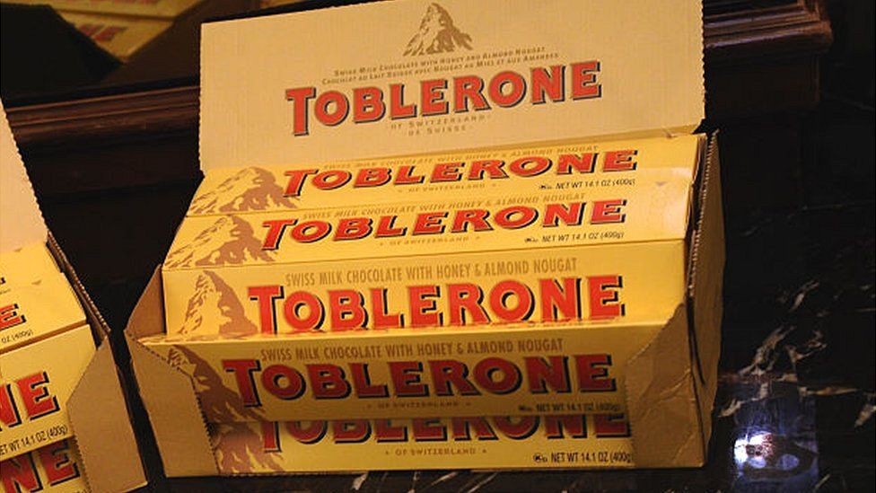 Пирамида из упаковок Toblerone