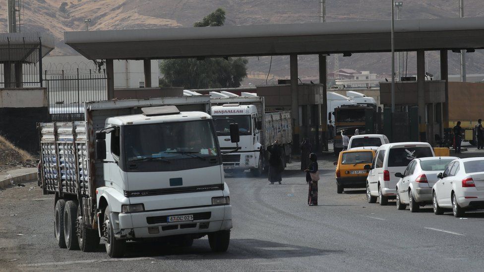 File photo showing lorries waiting in line to pass through the Habur border gate near Silopi, Turkey (25 September 2017)