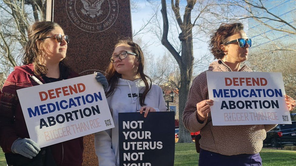 Протестующие в Техасе держат плакаты с надписью «Защитим медикаментозный аборт»