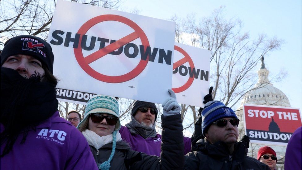 Federal air traffic controller union members protest shutdown