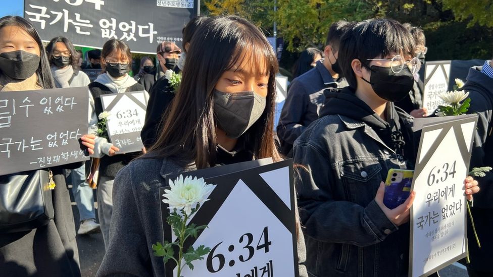 A crowd of 200 protesters from various youth political groups gathered near the site of the incident in Itaewon, holding banners that read "At 6:34 the country was not there [for the victims]".