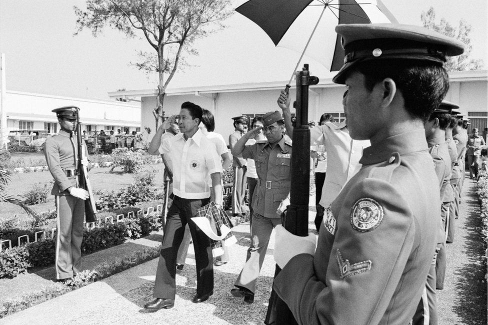 Фердинанд Маркос голосует в своей родной деревне Натак на референдуме в 1977 году