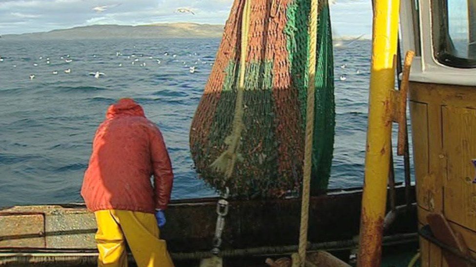 Iasgair aig muir