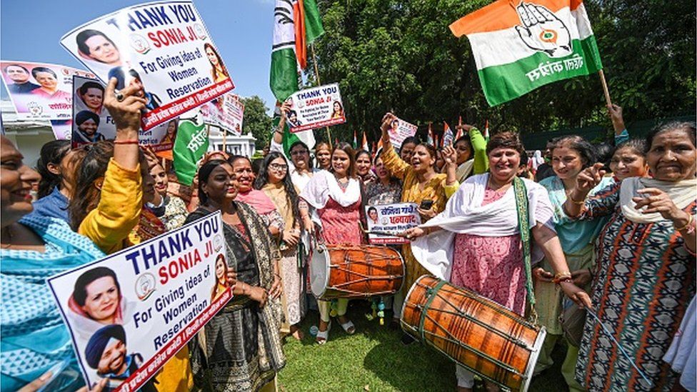 Руководители и сторонники Конгресса празднуют благодарность Соне Ганди за постоянное продвижение законопроекта о резервировании женщин в Дели 19 сентября 2023 г.