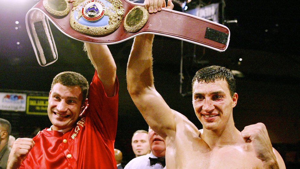 Владимир Кличко вместе со своим братом празднует победу в 2002 году в Атлантик-Сити, завоевав титул чемпиона мира по версии WBO в супертяжелом весе.