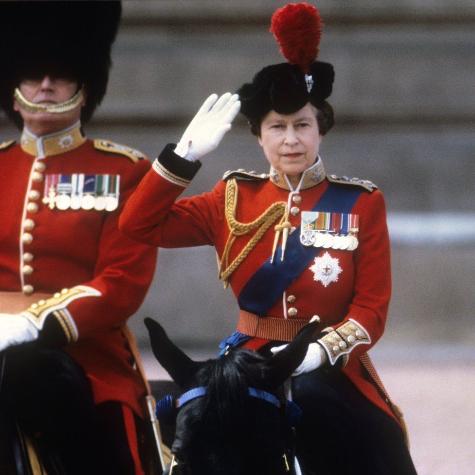Королева Елизавета II принимает салют полка Домашней гвардии во время церемонии Выноса знамени в Лондоне