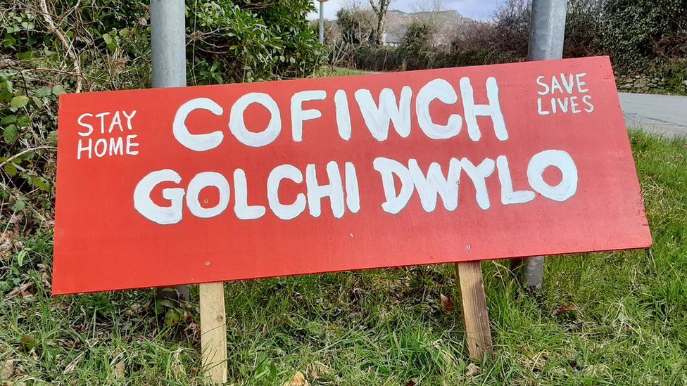 A sign reading 'Cofiwch Golchi Dwylo', which translates as 'Remember to wash your hands'