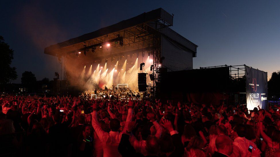 In pictures: Henley Festival draws to a close - BBC News