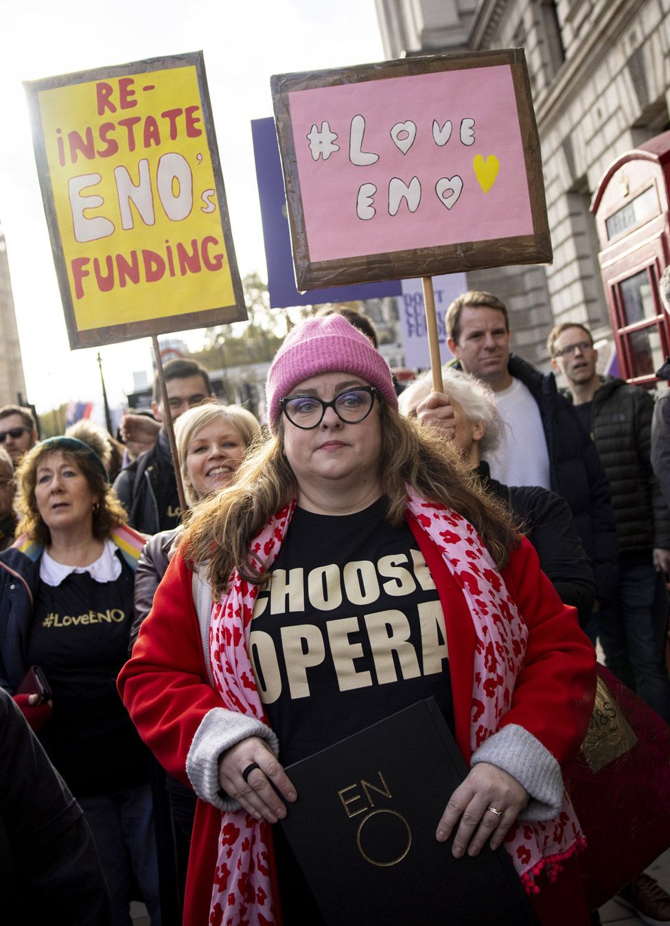 Работники индустрии развлечений протестуют против сокращения финансирования искусства возле Департамента цифровых технологий, культуры, СМИ и спорта в Лондоне, Великобритания, 22 ноября 2022 г.