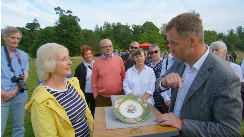 Lee in action, valuing a plate owned by William IV