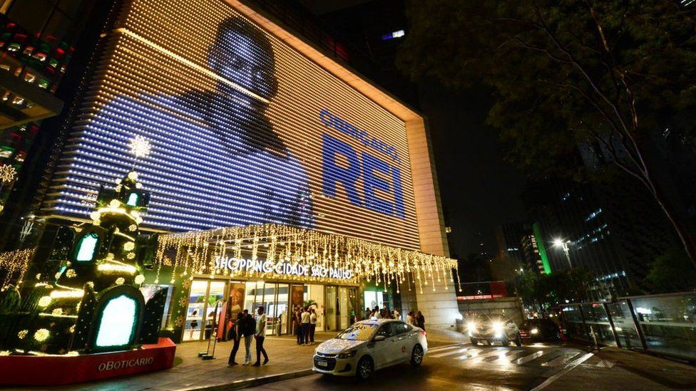 Изображение Пеле на фасаде торгового центра 29 декабря 2022 года в Сан-Паулу, Бразилия