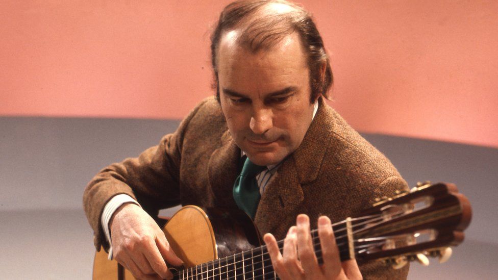 Julian Bream: Classical guitarist aged 87 BBC News
