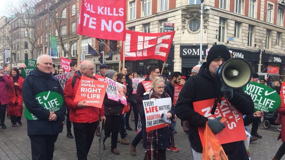 Anti-abortion march ahead of Irish referendum - BBC News