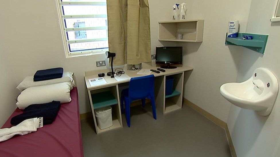 Scottish prisons 'should offer landlines in cells' - BBC News