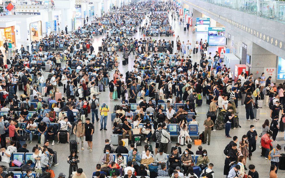Passengers travel at Nanjing South Railway Station in Nanjing, East China's Jiangsu province, Sept 28, 2023.