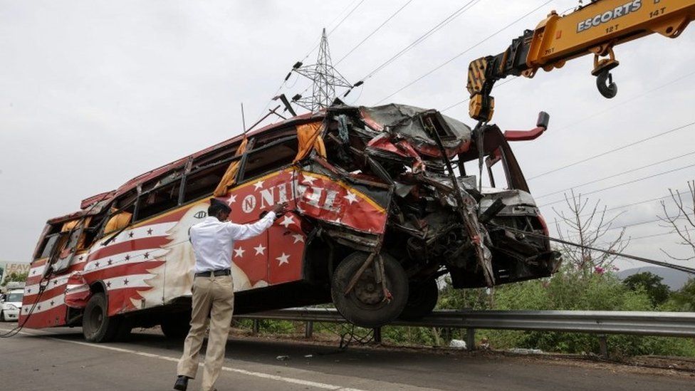 A crane removes a damaged bus from the scene of accident on the Mumbai - Pune expressway near Panvel, on the outskirts of Mumbai, India, 05 June 2016