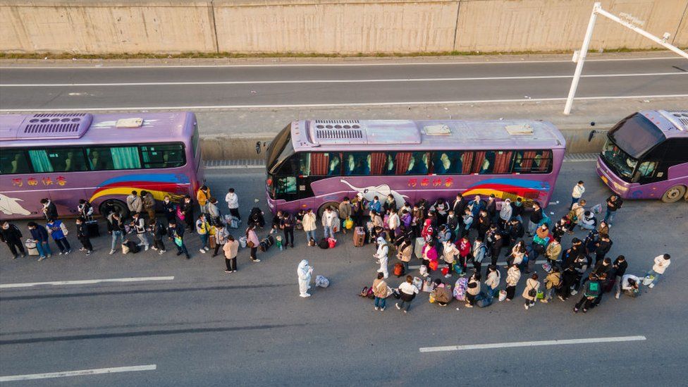 Сотрудники Foxconn отправляются домой в Чжэнчжоу, провинция Хэнань, на маршрутных автобусах.