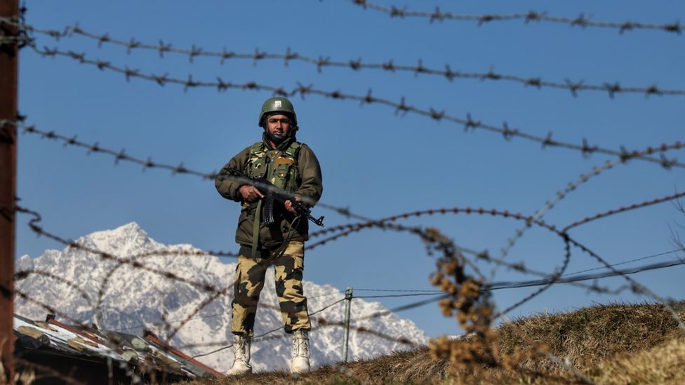 Border soldier stands guard on Kashmir border