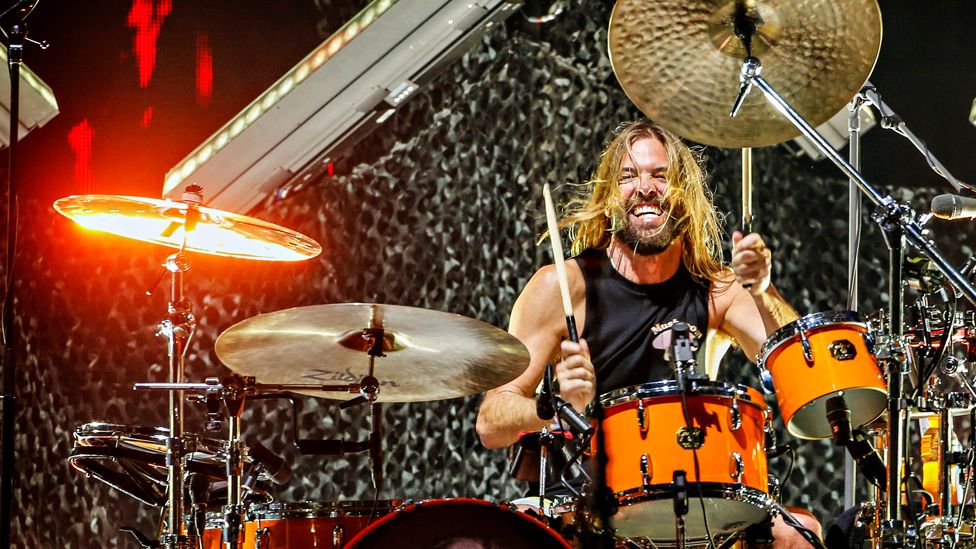Тейлор Хокинс из Foo Fighters выступает на сцене стадиона GHMBA 4 марта 2022 года в Джилонге, Австралия.