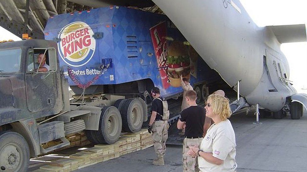 Прицеп Burger King выгружен с самолета C-17 Globemaster III 19 мая 2004 г. на авиабазе Баграм, Афганистан
