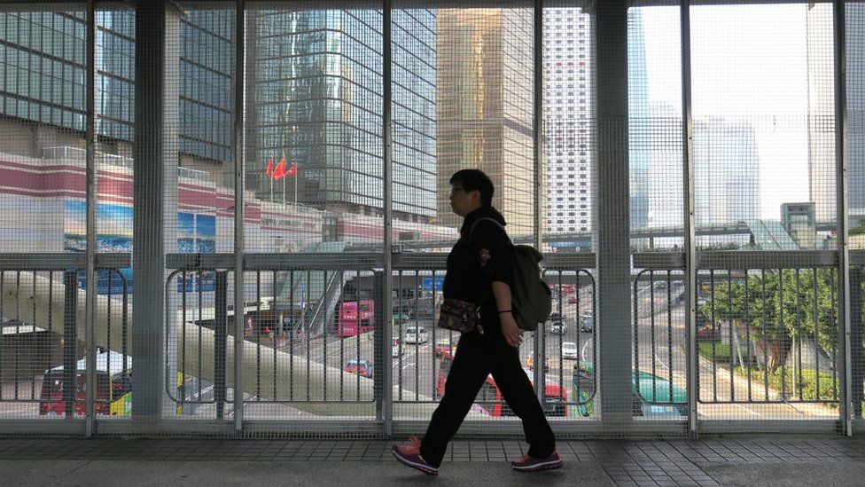香港金钟中信大厦人行桥上的铁丝网(3/1/2020)