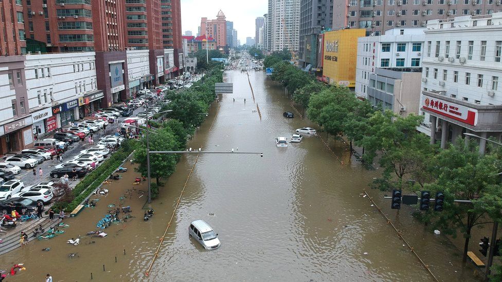 Вид с воздуха показывает затопленный участок дороги после проливного дождя в Чжэнчжоу
