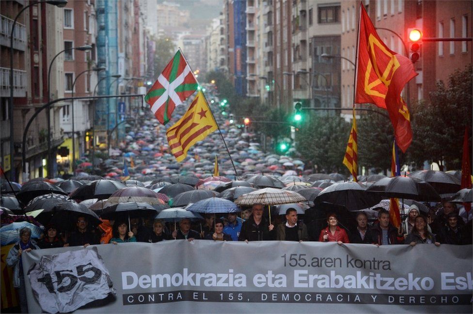 A demonstration against Article 155 of the Spanish Constitution allowing the Spanish Government to take control of Catalan institutions, in Bilbao, 4 November 2017. The banner reads "Democracy and the right to decide".