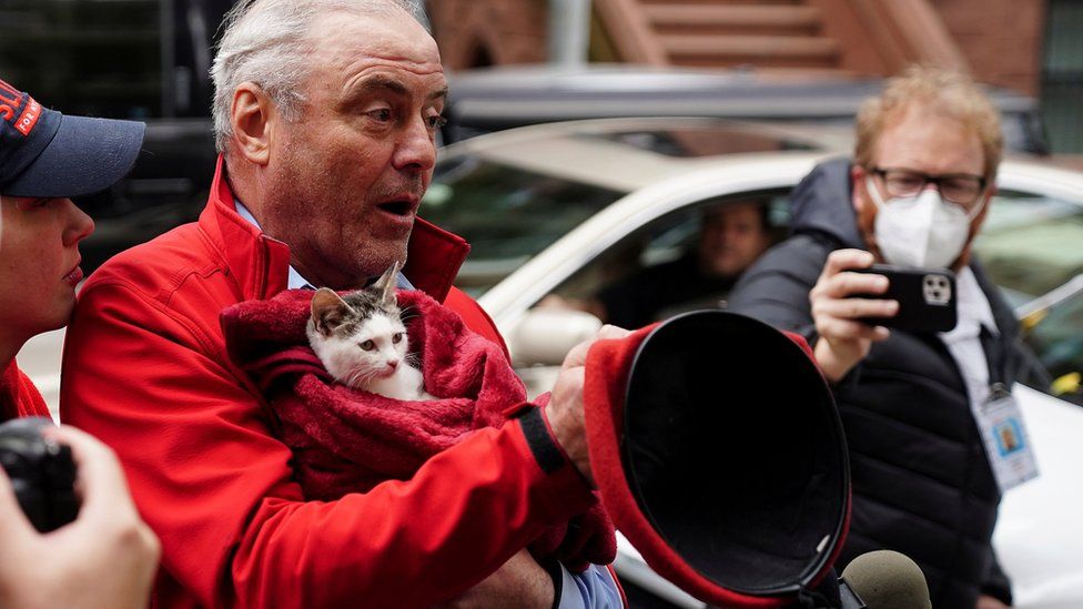 Republican candidate for New York City Mayor Curtis Sliwa holds his cat Gizmo as he speaks to the media before voting on election day in the Manhattan borough of New York City, New York, 2 November