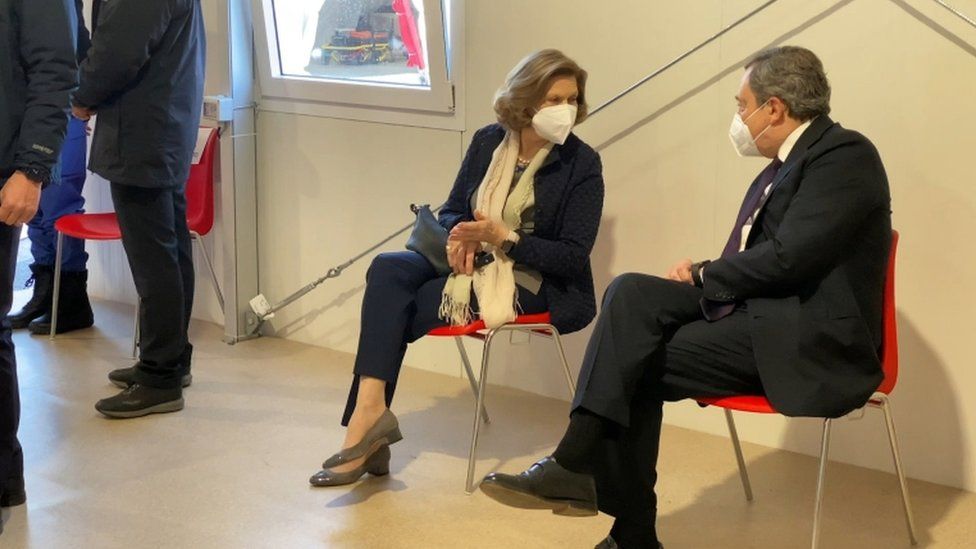 Премьер-министр Италии Марио Драги и его жена Мария Серенелла Каппелло разговаривают в зале ожидания после получения первых доз вакцины AstraZeneca