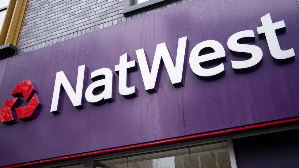 Знак NatWest за пределами банка