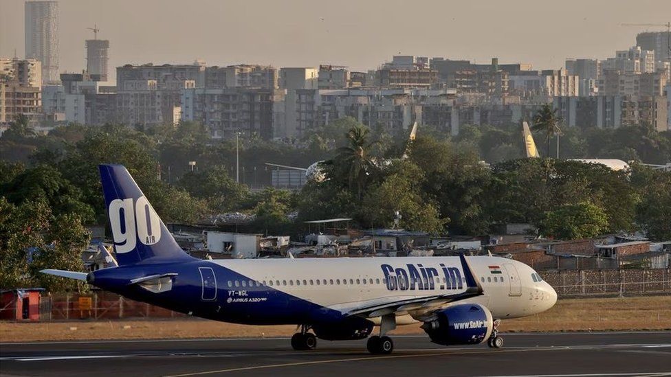 Авиакомпания Go First, ранее известная как GoAir, пассажирский самолет Airbus A320-271N готовится к взлету из международного аэропорта имени Чатрапати Шиваджи в Мумбаи, Индия, 2 мая 2023 г.