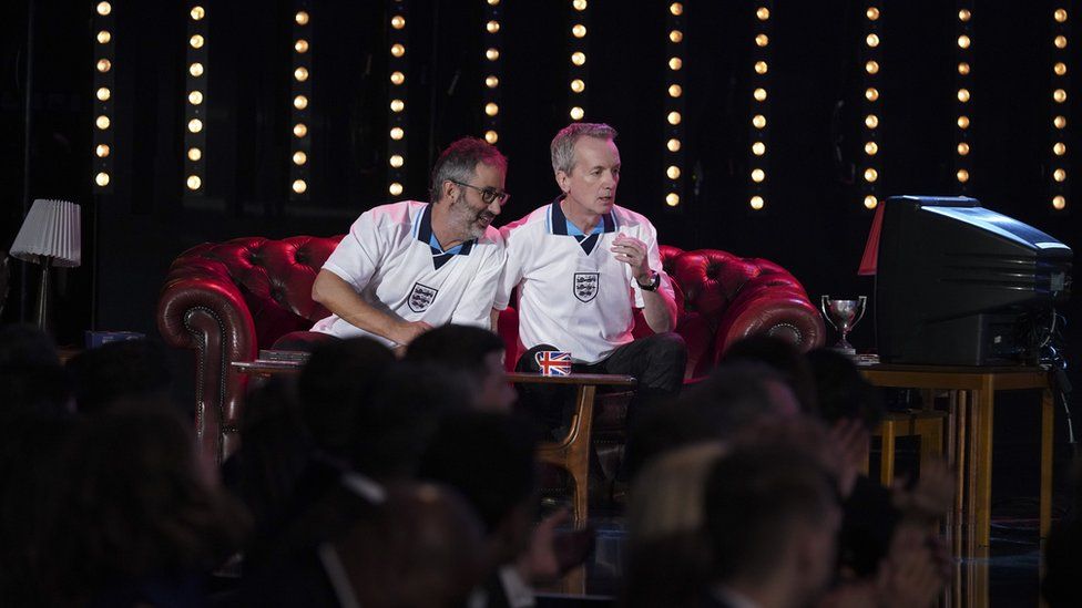 Дэвид Баддил и Фрэнк Скиннер на сцене BBC Sports Personality of the Year перед исполнением «Three Lions»