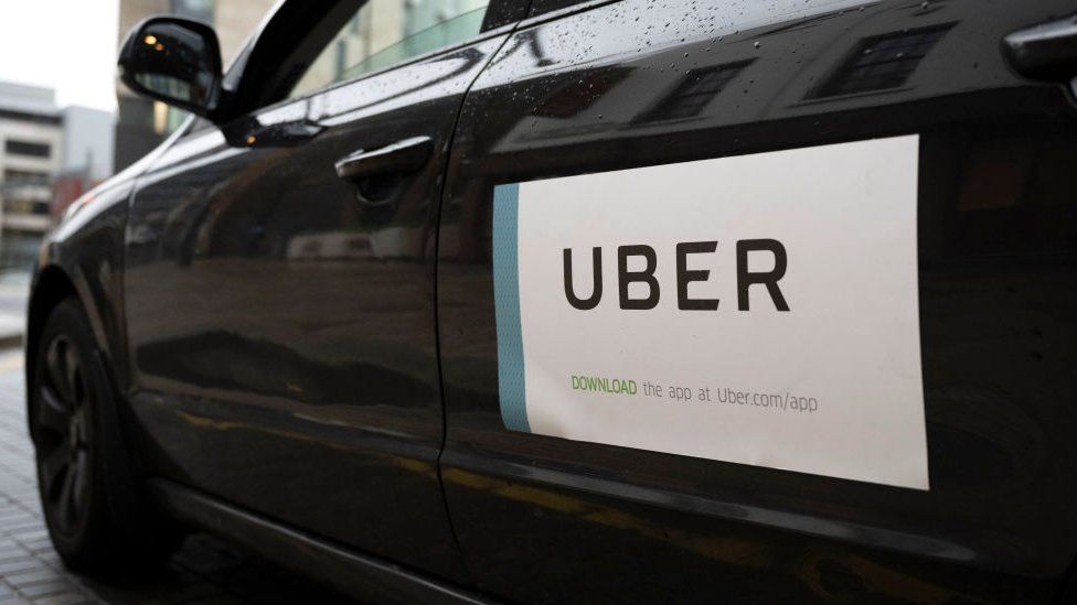 Логотип Uber на автомобиле