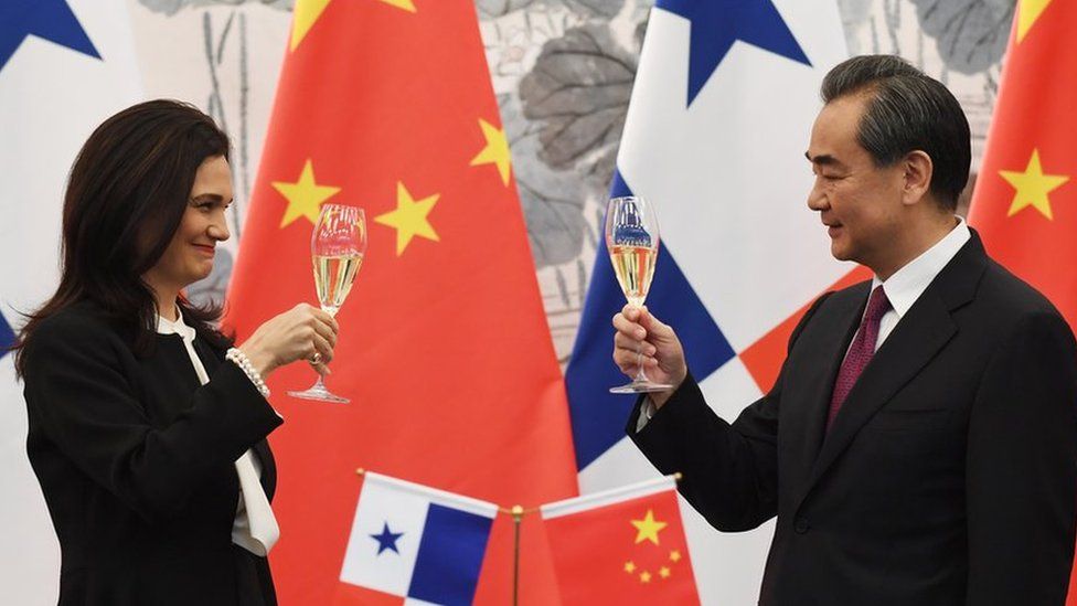 Panama's Vice President and Foreign Minister Isabel de Saint Malo (L)and Chinese Foreign Minister Wang Yi drink a toast after signing a joint communiqué on establishing diplomatic relations, in Beijing on June 13, 2017