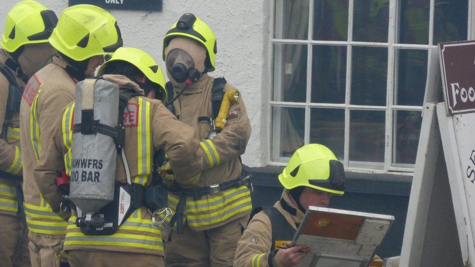 Crews tackle Powys hotel fire near Llandrindod Wells - BBC News