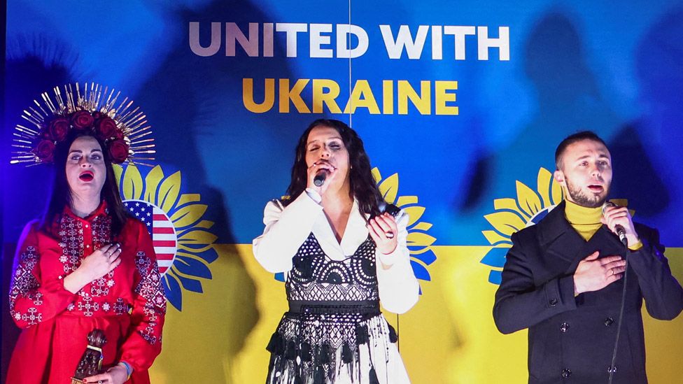 Певица Джамала и группа «Антитила» поют гимн Украины во время панихиды за Украину в годовщину конфликта с Россией на Трафальгарской площади в Лондоне, Великобритания, 23 февраля 2023 г.