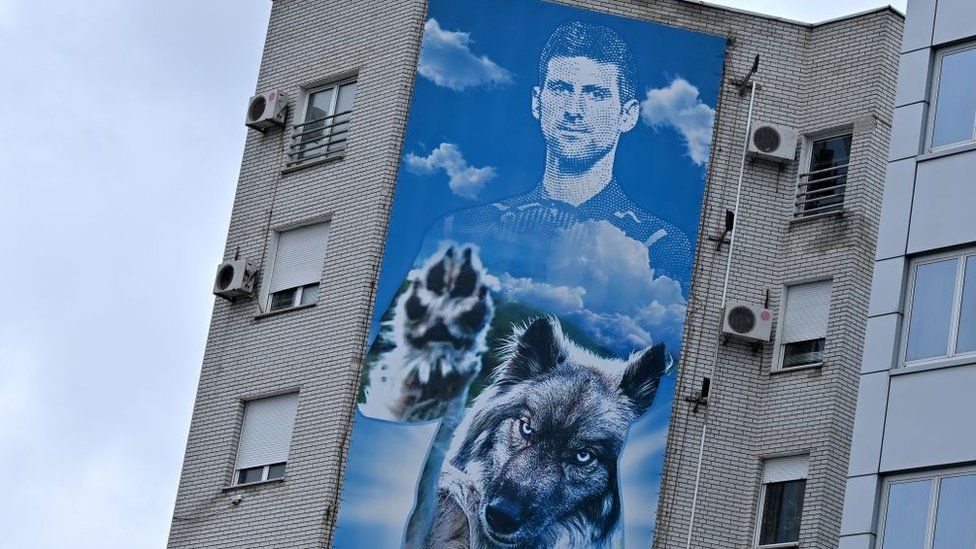На многоквартирном доме в Белграде висит плакат с изображением Новака Джокоича рядом с волком