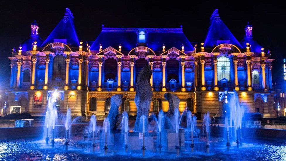 Музей изящных искусств в Лилле, на севере Франции, подсвечен синим цветом в ознаменование председательства Франции в Европейском Союзе 1 января 2022 года